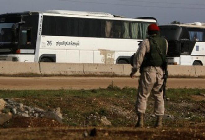Ônibus com rebeldes que deixaram área de al-Rastan, em Homs, na Síria