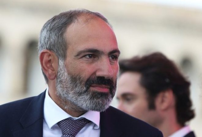 O recém eleito primeiro-ministro da Armênia, Nikol Pashinyan, se encontra com apoiadores em  meets with supporters in Yerevan, na Armênia