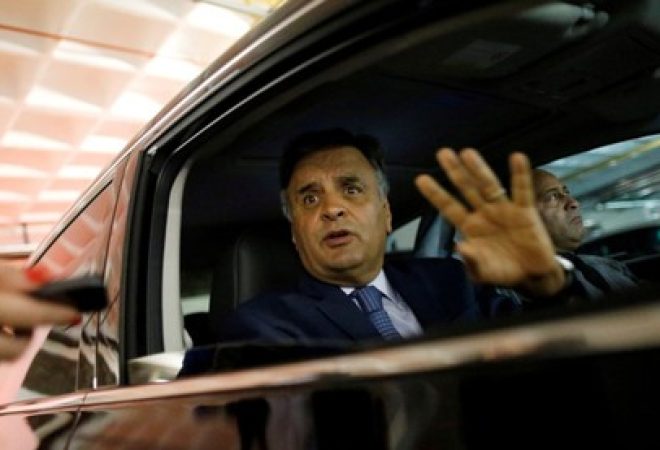 Senador Aécio Neves acena ao deixar reunião do PSDB em Brasília