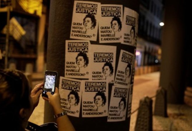 Cartazes com ilustração do rosto de Marielle Franco no Rio de Janeiro