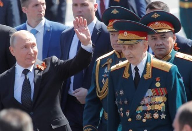 Presidente russo, Vladimir Putin, e ministro da Defesa, Sergei Shoigu, na Praça Vermelha, em Moscou