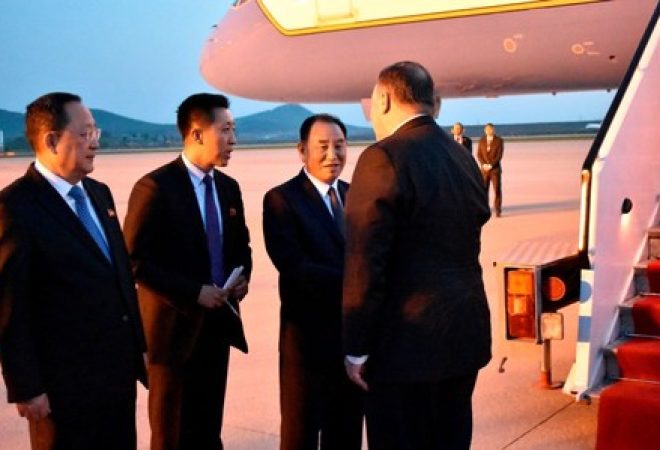 Pompeo se despede de autoridades da Coreia do Norte ao deixar Pyongyang