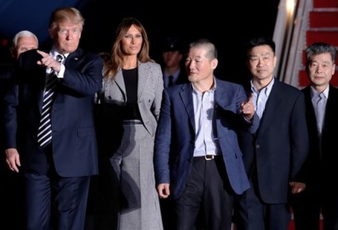 Trump recebe ex-presos norte-americanos soltos pela Coreia do Norte
