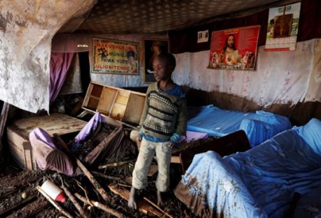 Criança em casa destruída por rompimento de represa no Quênia