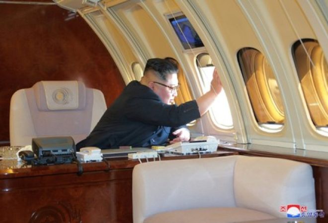 Líder norte-coreano, Kim Jon Un, no interior de avião, em foto divulgada pela agência KCNA em 9 de maio de 2018