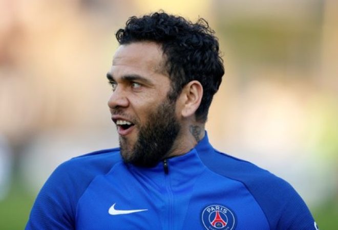 Daniel Alves durante aquecimento antes de partida do Paris Saint-Germain pelo Campeonato Francês
