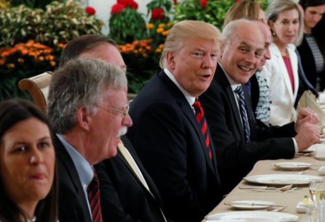 Presidente dos EUA, Donald Trump, e membros da delegação norte-americana durante almoço em Cingapura
