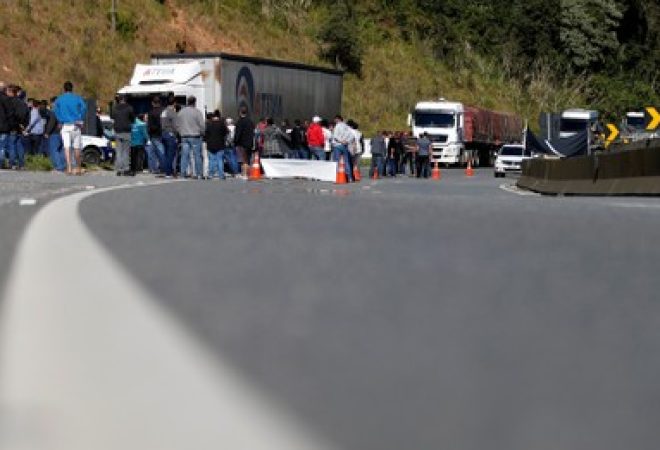 Rodovia bloqueada por caminhoneiros em Curitiba