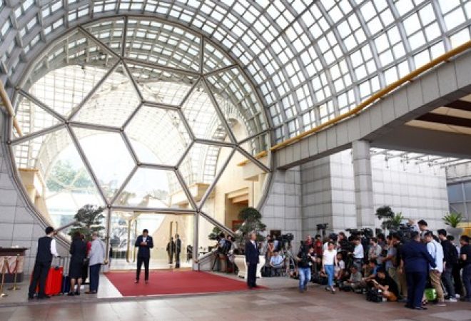 Mídia do lado de fora do hotel Ritz-Carlton para cobrir eventos da cúpula entre EUA e Coreia do Norte, em Cingapura