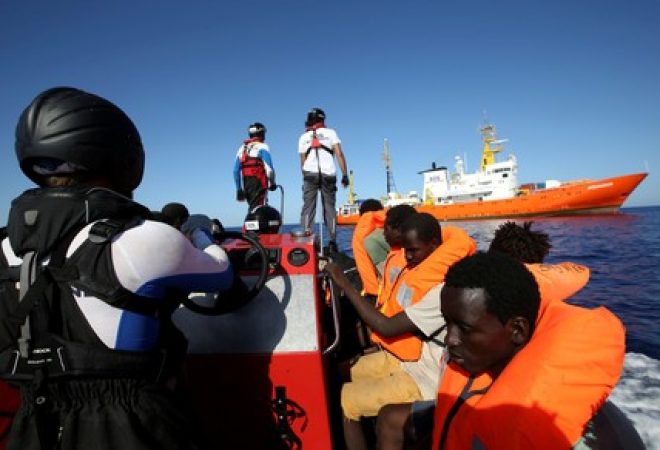 Imigrantes resgatados pela SOS Mediterranee
