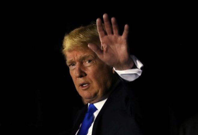 Trump acena na chegada a Cingapura