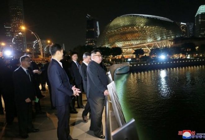 Líder norte-coreano, Kim Jong Un, visita Cingapura, em foto da KCNA