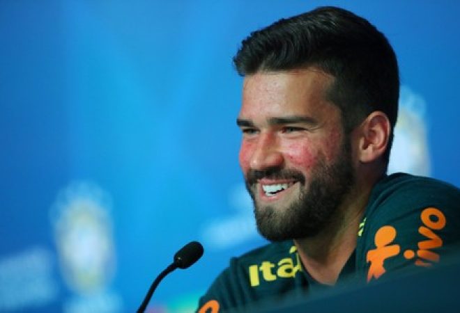 Goleiro Alisson durante entrevista coletiva em Sochi