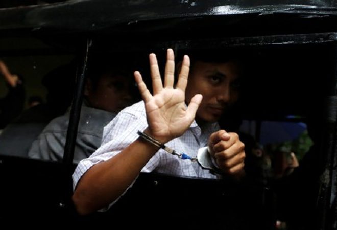 Repórter da Reuters detido em Mianmar Kyaw Soe Oo é levado pela polícia após audiência em tribunal de Yangon
