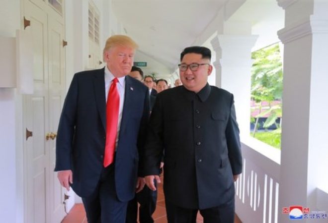 Trump e Kim Jong Un conversam em Cingapura
