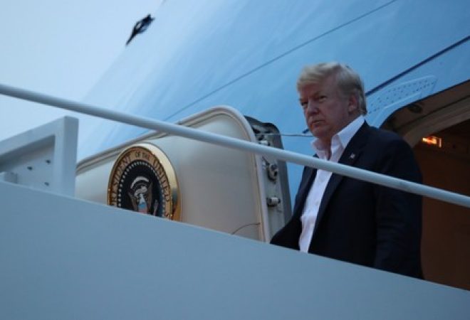 Presidente dos EUA, Donald Trump, desembarca do Força Aérea Um na base aérea de Andrews