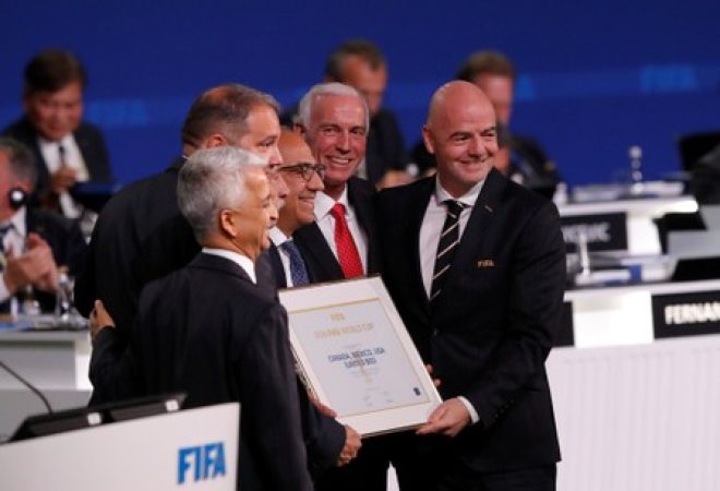 Presidente da Fifa, Gianni Infantino (D), posa para foto após anúncio de que EUA, México e Canadá sediarão Copa do Mundo de 2026