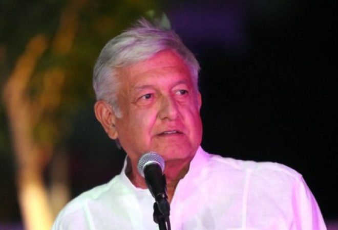Andrés Manuel López Obrador faz pronunciamento ao chegar para terceiro debate entre candidatos à Presidência do México, em Mérida