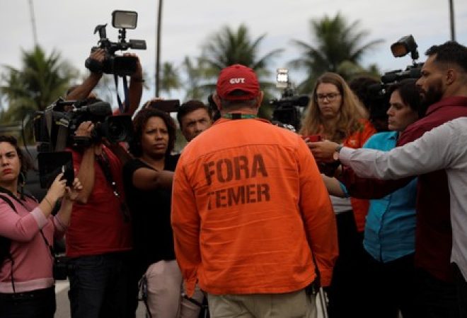Simão Zanardi, coordenador-geral da Federação Única dos Petroleiros (FUP) fala a jornalistas fora da refinaria da Petrobras em Duque de Caxias, no Rio de Janeiro