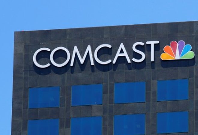 Logo da Comcast em prédio de Los Angeles