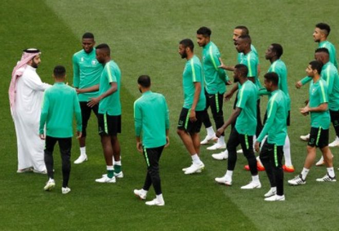 Ministro dos Esportes saudita visita jogadores da seleção do país durante treino na Rússia