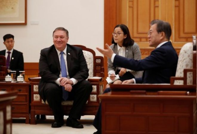 Secretário de Estado dos EUA, Mike Pompeo, e presidente da Coreia do Sul, Moon Jae-in