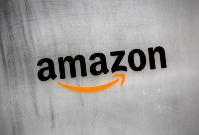 Logomarca da Amazon em prédio comercial no Japão