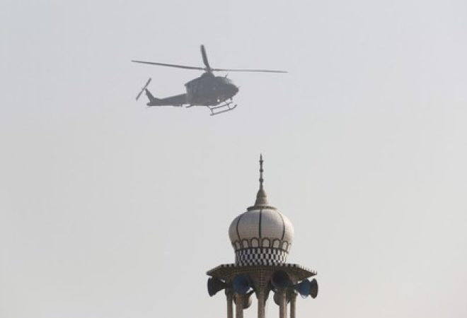 Helicóptero militar sobrevoa mesquista durante operação no Paquistão
