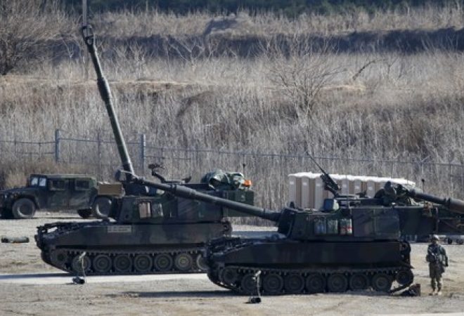 Soldado norte-americano ao lado de tanques durante exercício militar em Pocheon, na Coreia do Sul