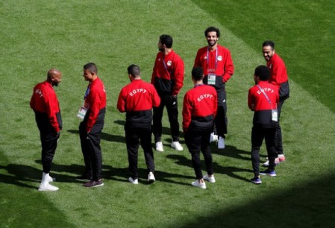 Salah e outros jogadores egípcios em campo no estádio de Ecaterimburgo