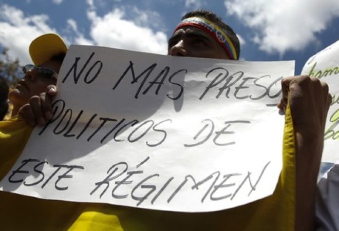 Manifestante de oposição protesta contra prisões na Venezuela