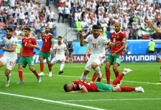 Aziz Bouhaddouz, do Marrocos, lamenta gol contra na partida contra o Irã