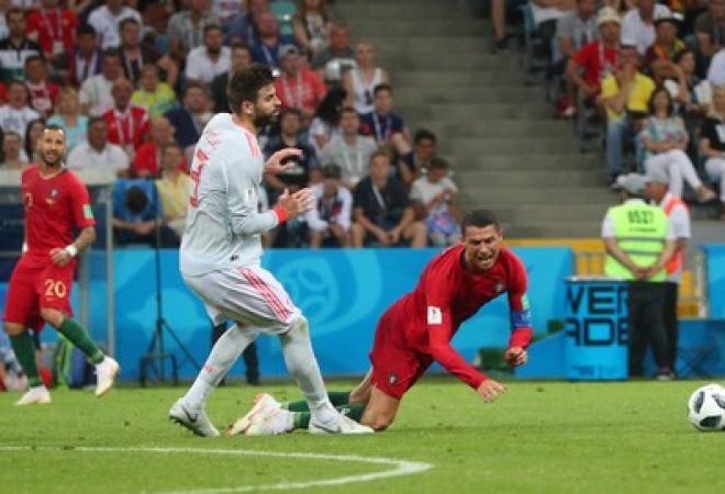 Cristiano Ronaldo sofre falta de Piqué
