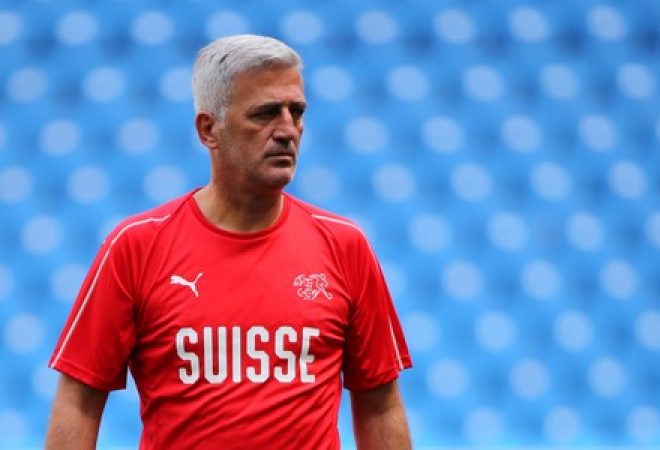 Técnico Vladimir Petkovic comanda treino da Suíça