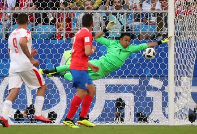 Goleiro Keylor Navas não consegue defender bola em cobrança de falta de Kolarov