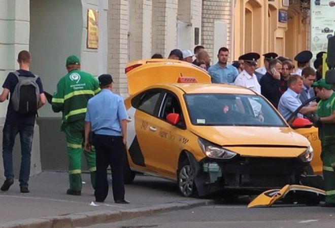 Taxi danificado após atropelar pessoas em uma calçada de Moscou