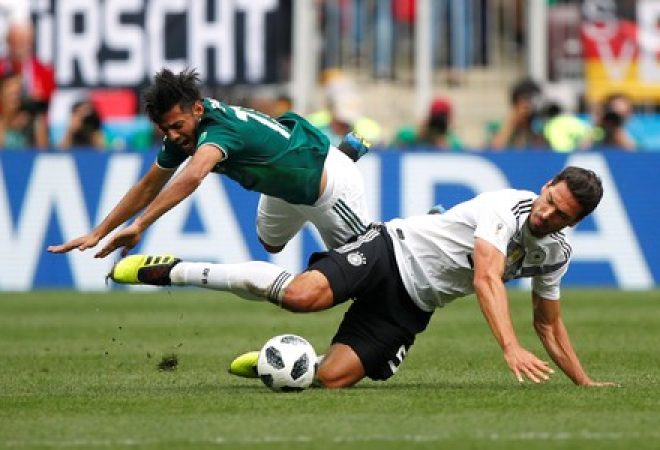 Alemão Hummels e mexicano Vela disputam a bola