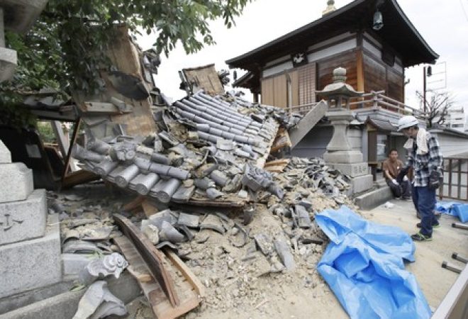 Templo afetado por terremoto é visto em Ibaraki, Osaka, no Japão