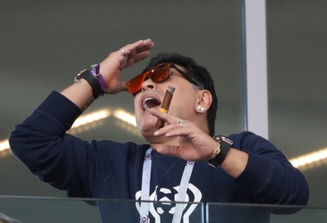 Diego Maradona na arquibancada de jogo Argentina x Islândia