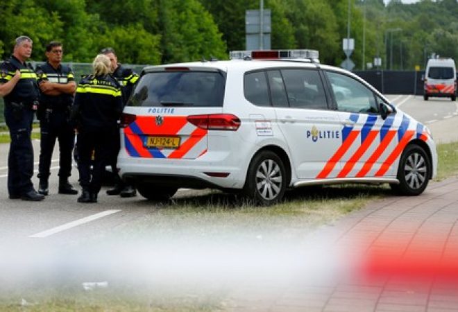 Policiais próximos do local de atropelamento em Landgraaf, na Holanda