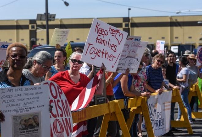 Manifestantes protestam contra política imigratória do governo Trump que separa familiares