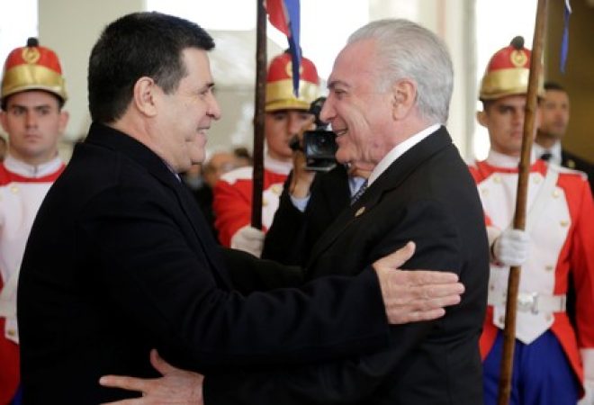 Presidente paraguaio, Horácio Cartes, recebe presidente Michel Temer para cúpula do Mercosul em Luque