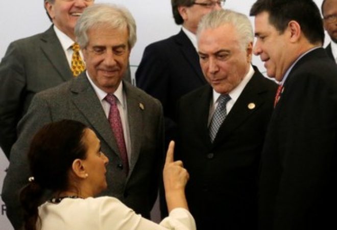 Vice-presidente argentina Gabriela Michetti conversa com Cartes, Temer e Tabaré Vazquez
