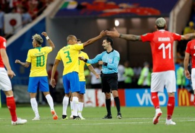 Brasileiros reclamam de gol da Suíça