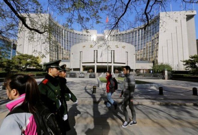 Pessoas passam por sede do banco central da China em Pequim
