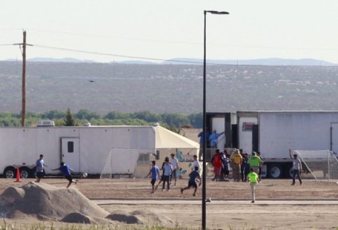 Filhos de imigrantes detidos jogam bola em acampamento montado pelo governo dos EUA na fronteira com o México