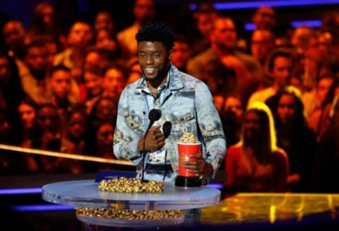 Ator Boseman recebe prêmio do MTV Movie & TV Awards