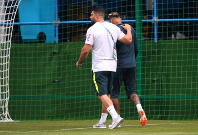 Neymar deixa treino da seleção brasileira acompanhado pelo fisioterapeuta Bruno Mazziotti