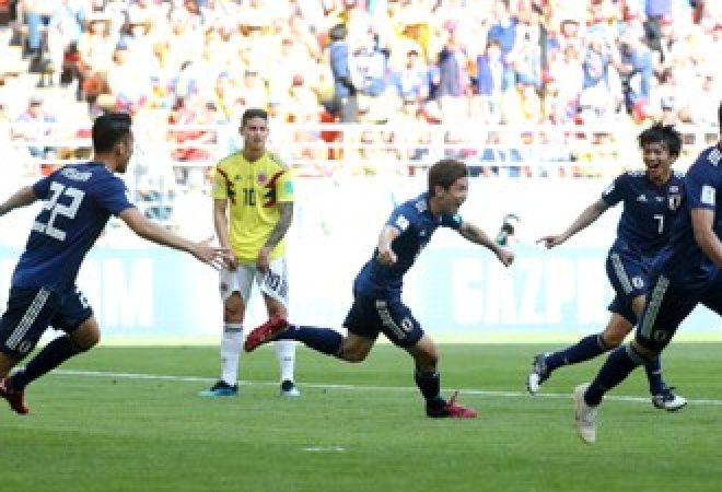 Jogadores japoneses comemoram gol marcado contra a Colômbia