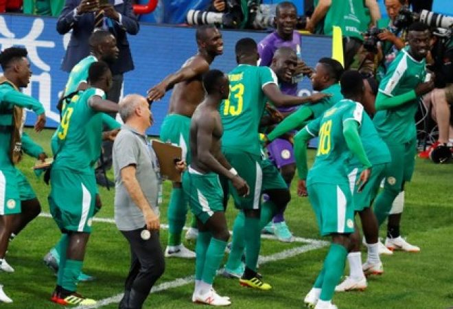 Jogadores de Senagal comemoram vitória sobre a Polônia